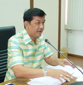 Deputy Governor Chawalit Saeng-Uthai chairs a meeting to review the success of new rules governing beach chair vendors in Pattaya and Jomtien.