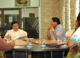 Deputy Mayor Verawat Khakhay (left) reacts to Wiwat Jirapaitoonsee (right), director of Pattaya’s Sanitation Engineering Department’s explanation for why the city needs more water pumps to battle floods.