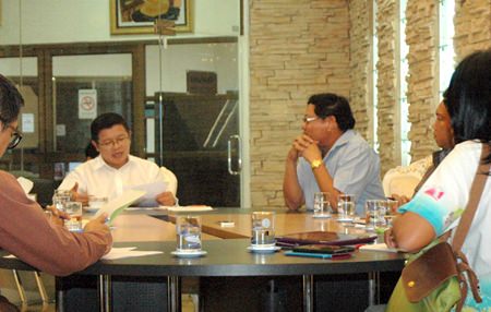 Deputy Mayor Verawat Khakhay (left) reacts to Wiwat Jirapaitoonsee (right), director of Pattaya’s Sanitation Engineering Department’s explanation for why the city needs more water pumps to battle floods.