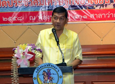 Chonburi Deputy Mayor Chawalit Saeng-Uthai presides over the latest training program for beach chair vendors.