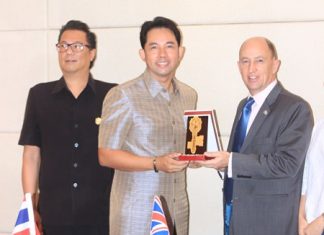 Mayor Itthiphol Kunplome presents an honorary key to the city to British Consul Michael Hancock.