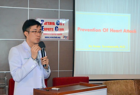 Dr. Arnon Suwanpasak from Bangkok Hospital Pattaya introduces his topic “Prevention of Heart Attack” to members and guests at the PCEC’s Sunday meeting.