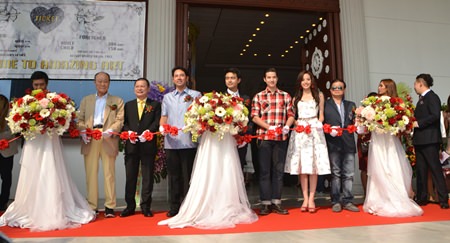 (From left) Chun Shin il, managing director of the Amazing Art Galleries Co. Ltd., Thongchai Rochrungrangsee, president of the Amazing Art Galleries Co. Ltd., Mayor Itthiphol Kunplome, Oran Rochrungrangsee, managing director of Amazing Art, Mario Maurer, and Nuttanicha “Nychaa” Dungwattanawanich.