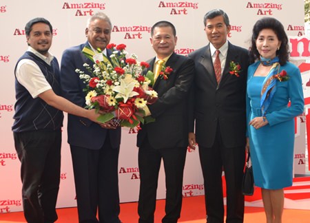 (L to R) Kamolthep Malhotra, former GM of Pattaya Mail Media Group, and Peter Malhotra, MD of Pattaya Mail Media Group, congratulate Thongchai Rochrungrangsee, president of the Amazing Art Galleries Co. Ltd., as do Pol. Gen. Chalermdej Jombunud and Dr. Danaya Hongsakula, President of Macrorich Co., Ltd.