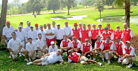 The two teams pose for a photo during the 2015 Mulberry Ryder Cup.