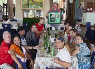 Old pals pay respects on Dennys’ Memorial Golf Day Neil Duncan (standing centre) holds the winner’s plaque as he and friends of Dennys pose for a group photo following the memorial tournament at Plutaluang.