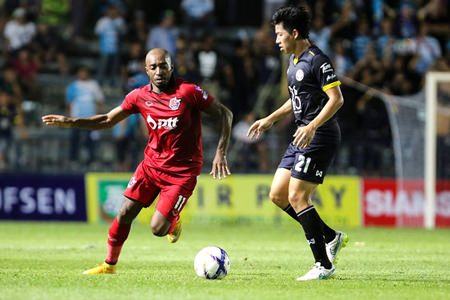 Pattaya United midfielder Sivakorn Tiatrakul (right) attempts to shield the ball from PTT Rayong’s Yves Desmarets during the second half of their Thai Division 1 league match at the Nongprue Stadium in Pattaya, Saturday, Feb. 21. (Photo courtesy PTT Rayong FC)