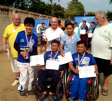 Pattaya Archery Club’s ‘A’ and ‘B’ teams: (left to right) Stuart, Piya, Gilbert, Wisit, Naruemon, Suphan and Eric.