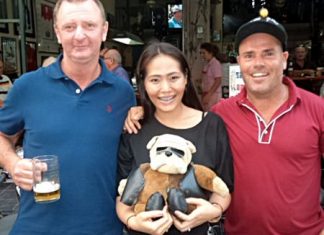 Dave Fletcher (left) with Sara, holding Deefa the Dog, and Compass Cap winner Irish Steve.