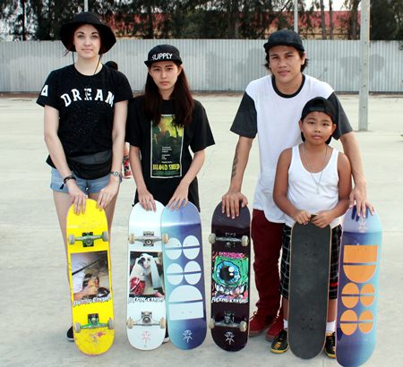 Surasak Takna (2nd right), president of the Khanong skateboard group, poses with fellow skateboard enthusiasts during the promotional display at Pattaya’s JJ Market on Jan. 31.