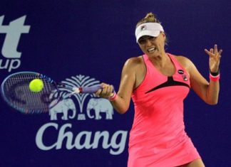 Russia’s Vera Zvonareva returns the ball to China’s Qiang Wang during their first round match at the 2015 PTT Thailand Open in Pattaya on Monday. (Photo/PTT Thailand Open)