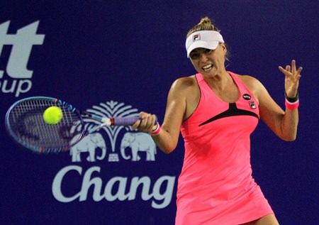 Russia’s Vera Zvonareva returns the ball to China’s Qiang Wang during their first round match at the 2015 PTT Thailand Open in Pattaya on Monday. (Photo/PTT Thailand Open)