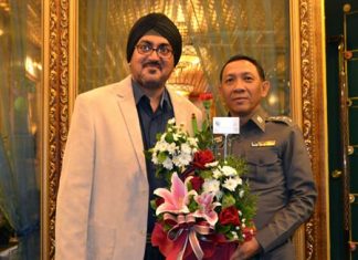 Deputy Commander of Trat Provincial Police, Pol. Col. Sujin Meekajit congratulates Naini Grover.
