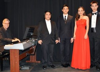 (L-R) Piet van den Broek, Morakot Cherdchoo-ngarm, Potprecha Cholvijarn (Jak), Nattida Gumchai (Pang) and Saran Senavanin (Rain).