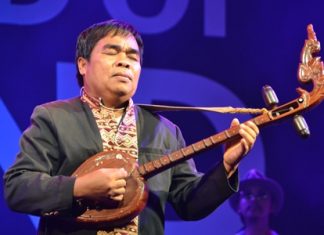Khaommao Peerdthanon plays a heartfelt song on the Thai lute.