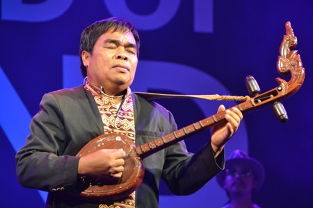 Khaommao Peerdthanon plays a heartfelt song on the Thai lute.