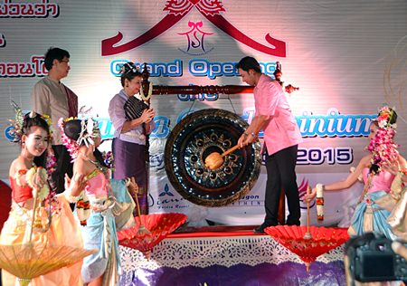 Pattaya Mayor Itthiphol Kuplome (right) joins Sopin Thappajug on stage to strike a gong and officially open the Na Lanna Condominium.
