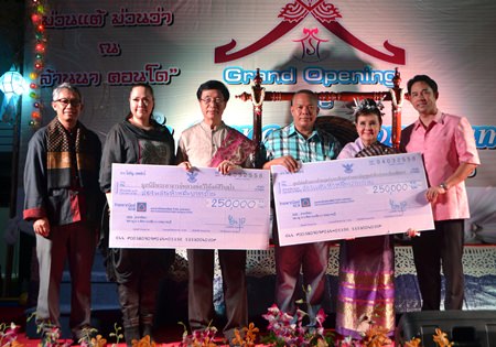 Sopin Thappajug (2nd right) presents cheques worth 250,000 baht each to representatives of the Viriyang Sirintharo’s Willpower Institute and the Stop Human Trafficking and Child Abuse Center.