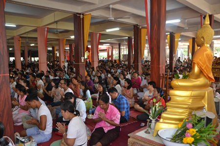 Boonsampan Temple began filling up with people making merit at 8 a.m.