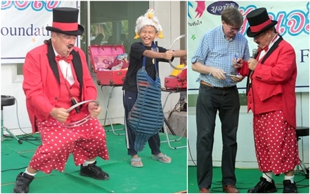 The imitable Doc Penquino was unstoppable. Jan Olav Aamlid thanks and honours him by presenting a tile for him to sign.