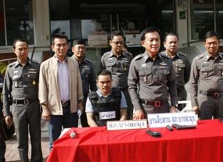 Lone Samsung and his brother Roj Samsung were captured in separate arrests for allegedly conspiring to kill “Tee Takientia” in Naklua last month.