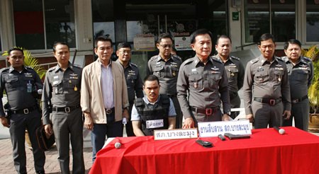 Lone Samsung and his brother Roj Samsung were captured in separate arrests for allegedly conspiring to kill “Tee Takientia” in Naklua last month.