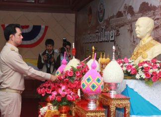 Mayor Itthiphol Kunplome lights candles to honor King Rama V on Local Administration Day.