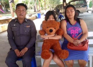 Rossarin Ruangpradap (right) thanks police for helping find her runaway daughter, who has pledged to study harder and not cause any more problems.