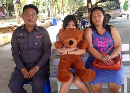Rossarin Ruangpradap (right) thanks police for helping find her runaway daughter, who has pledged to study harder and not cause any more problems.