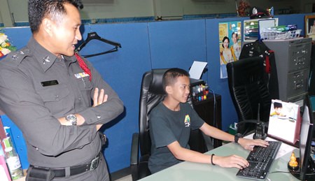 Sattahip police turn over their computer to help 13-year-old Phasit Ditaem find his family via Facebook.