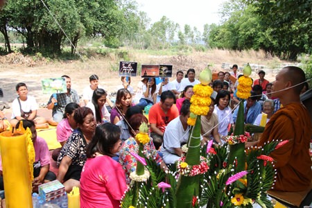 Superstitious Thais seeking “lucky” lottery numbers from Chaninpat Kawkanya, a mysterious monk from Kanmatuyaram Temple in Bangkok who is temporarily residing at a Sattahip cemetery, left frustrated after the cleric told them to cast away their greed and embrace goodness.