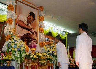 Gov. Khomsan Ekachai leads commemorations for HM the King as the “Father of Thai Craft Standards”.