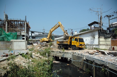 Time is up for rental rooms, makeshift pubs, and hotel annexes obstructing the drainage canal in South Pattaya. After owners ignored orders to remove them, the city has once again moved in with bulldozers and backhoes to demolish the remaining few. This is sorely needed to help alleviate chronic flooding in that section of town.