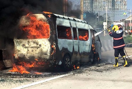 Five Nonthaburi tourists escaped harm when they fled their Toyota Commander moments before it was engulfed in flames after their day in Pattaya.