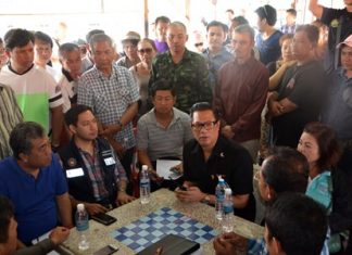 Residents gather debate with police and city officials, and in the end put a stop to the East Pattaya one-way traffic.