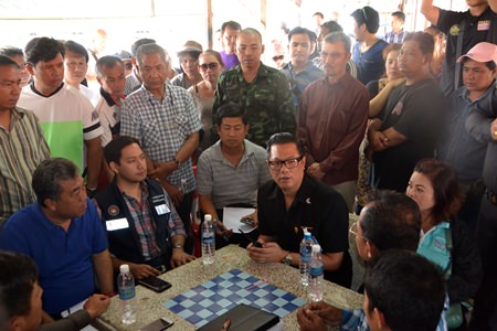 Residents gather debate with police and city officials, and in the end put a stop to the East Pattaya one-way traffic.