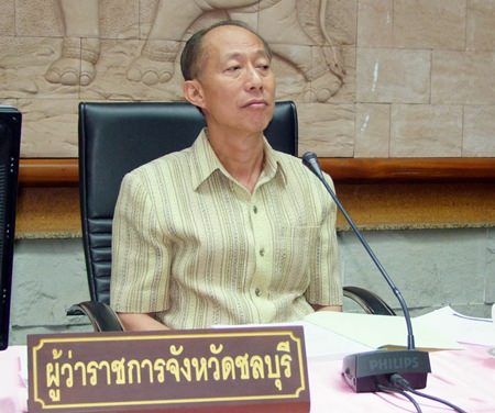Gov. Khomsan Ekachai presides over an anti-corruption meeting at Chonburi City Hall.
