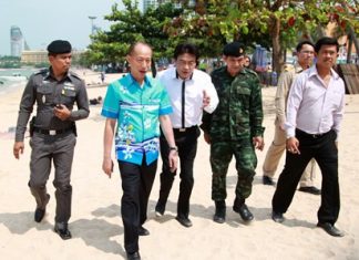 Chonburi Gov. Khomsan Ekachai (2nd left) leads a delegation to Pattaya and Jomtien beaches to inspect the progress of the beach-chair vendor reorganization. His takeaway was a good one - that Pattaya officials need to employ more people to keep city beaches clean.
