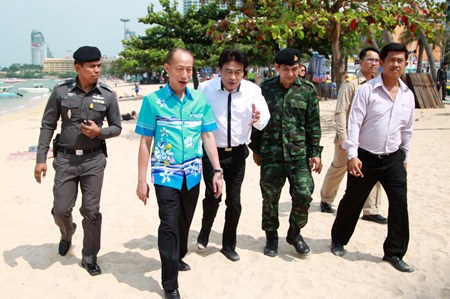 Chonburi Gov. Khomsan Ekachai (2nd left) leads a delegation to Pattaya and Jomtien beaches to inspect the progress of the beach-chair vendor reorganization. His takeaway was a good one - that Pattaya officials need to employ more people to keep city beaches clean.
