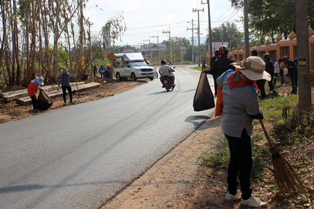 Residents in the area begin cleaning up for Nongprue Sub-district’s push to reduce the area’s garbage problems and beautify the community.