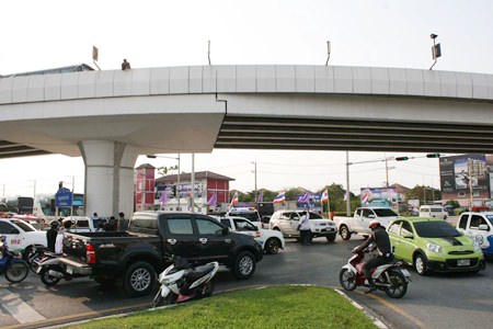 A motorcyclist was killed when he lost control of his bike on the Highway 7 overpass in North Pattaya and was vaulted over the side.