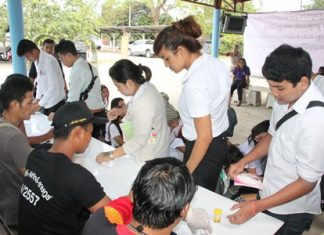 400 Sattahip students tested for drugs Students are tested for drugs at the “Non-Formal Education (NFE) Students Away From Drugs” event.