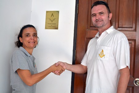 Margie Grainger (left), VP of the Hand to Hand Foundation, thanks Gavin Hazlehurst, Right Worshipful Master of Lodge Pattaya West Winds for his generosity.