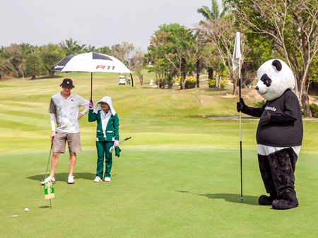 Dave from the Sportsman putts out aided by the Food Panda.