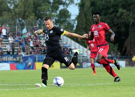 Pattaya United’s Nikola Komazec fires in a shot against Air Force Central FC at the Nongprue Stadium in Pattaya, Wednesday, March 11.