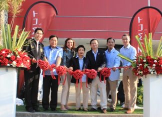 Chonburi Permanent Secretary Phawat Lertmukda, Pattaya Mayor Itthiphol Kunplome, Sunhavut Thamchuanviriya, managing director of the Master Group, and guests cut the ribbon to officially open the Azimut Lounge.