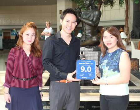 Vitanart Vathanakul (center), executive director of the Royal Cliff Hotels Group, and Ms. Maria Gequillana (left), PR & of the Royal Cliff Hotels Group, receive the Award of Excellence from Nattanan Tongmaneechareonlarb, accounts manager -hotel of Booking.com (right) at the Royal Cliff Beach Hotel.
