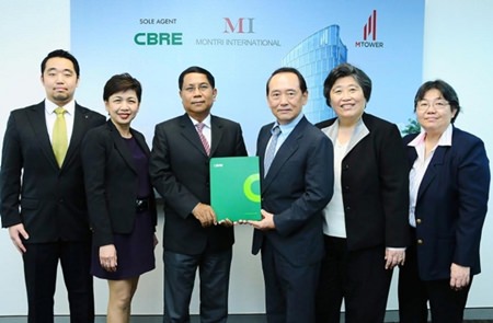Vijien Lamsam (3rd from right), Managing Director, Somsri Lamsam (2nd from right), Director of Montri International Co., Ltd., Nithipat Tongpun (3rd from left), Executive Director, and Maneerat Vichitrattana (2nd from left), Director of CBRE Thailand, attend a signing ceremony at the beginning of April for the sole agency appointment.