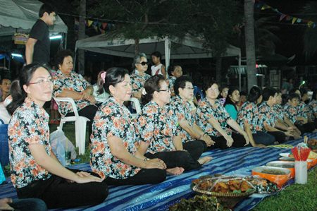 The residents from Soi Post Office wore colorful flower “team” shirts.