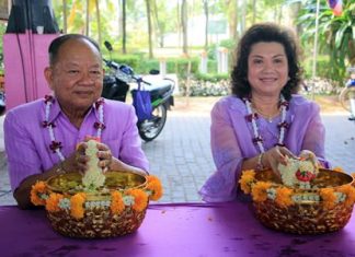 Nongprue Mayor Mai Chaiyanit and his wife Jamnien, president of the Woman’s Development Club, bless their well wishers, as people pay their respects by lightly sprinkling scented water on their hands.